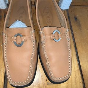 Tod’s Classic Driving Loafer Tan